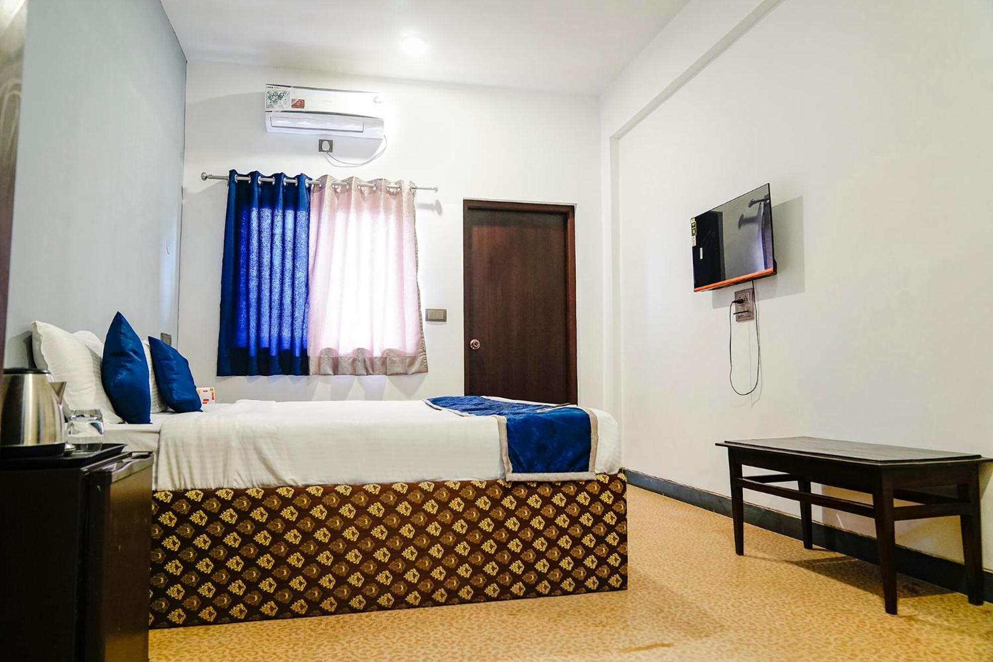 Fabexpress Paroza Hotel